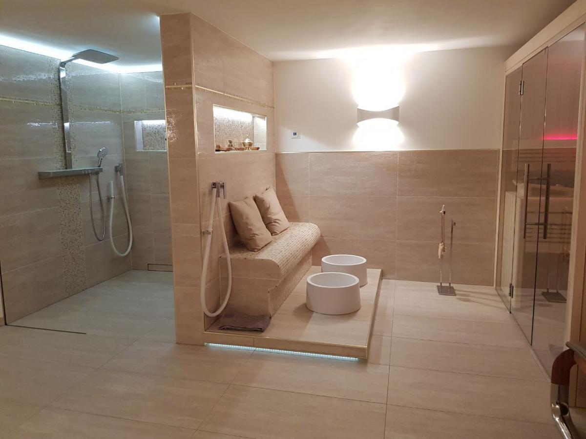 Wellness-Bad mit Sauna, Sauna · Whirlpool (2024)